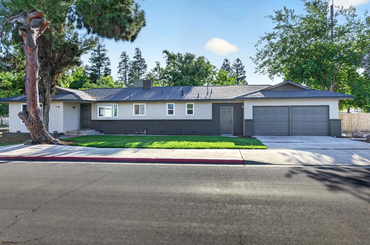 210 Sunnyside Ave, Clovis, CA 93611