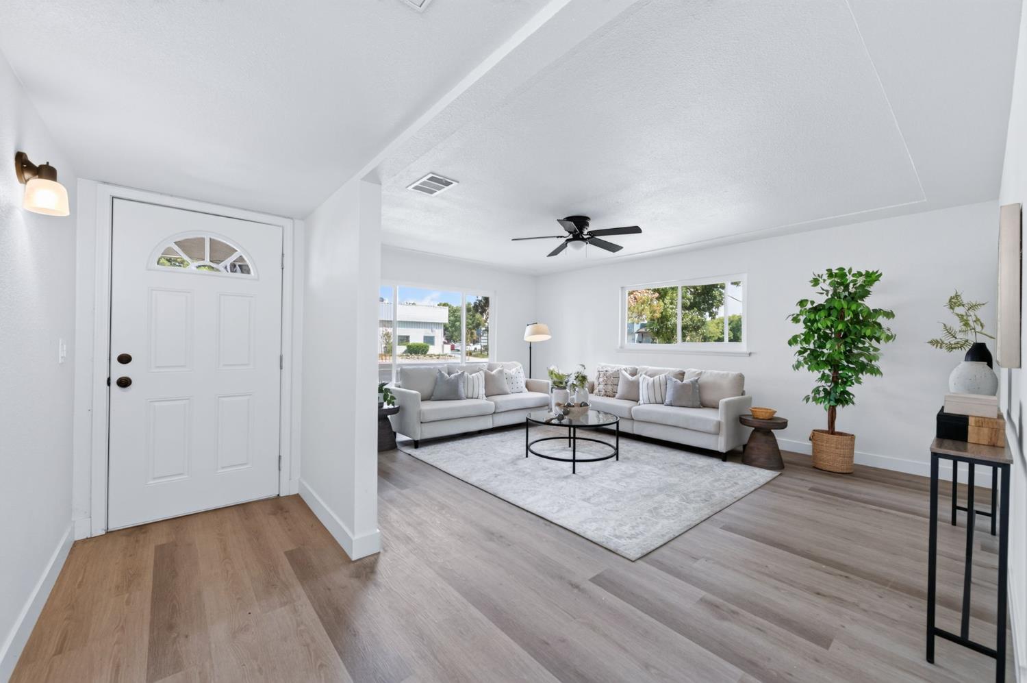 210 Sunnyside Ave, Clovis, CA 93611