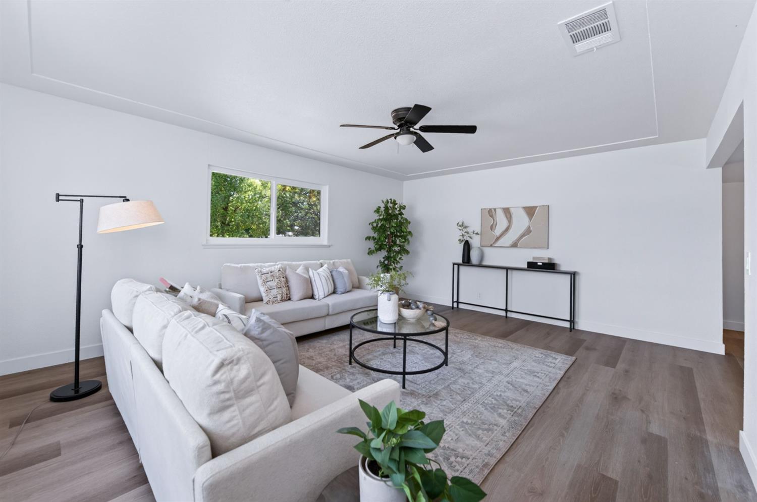 210 Sunnyside Ave, Clovis, CA 93611