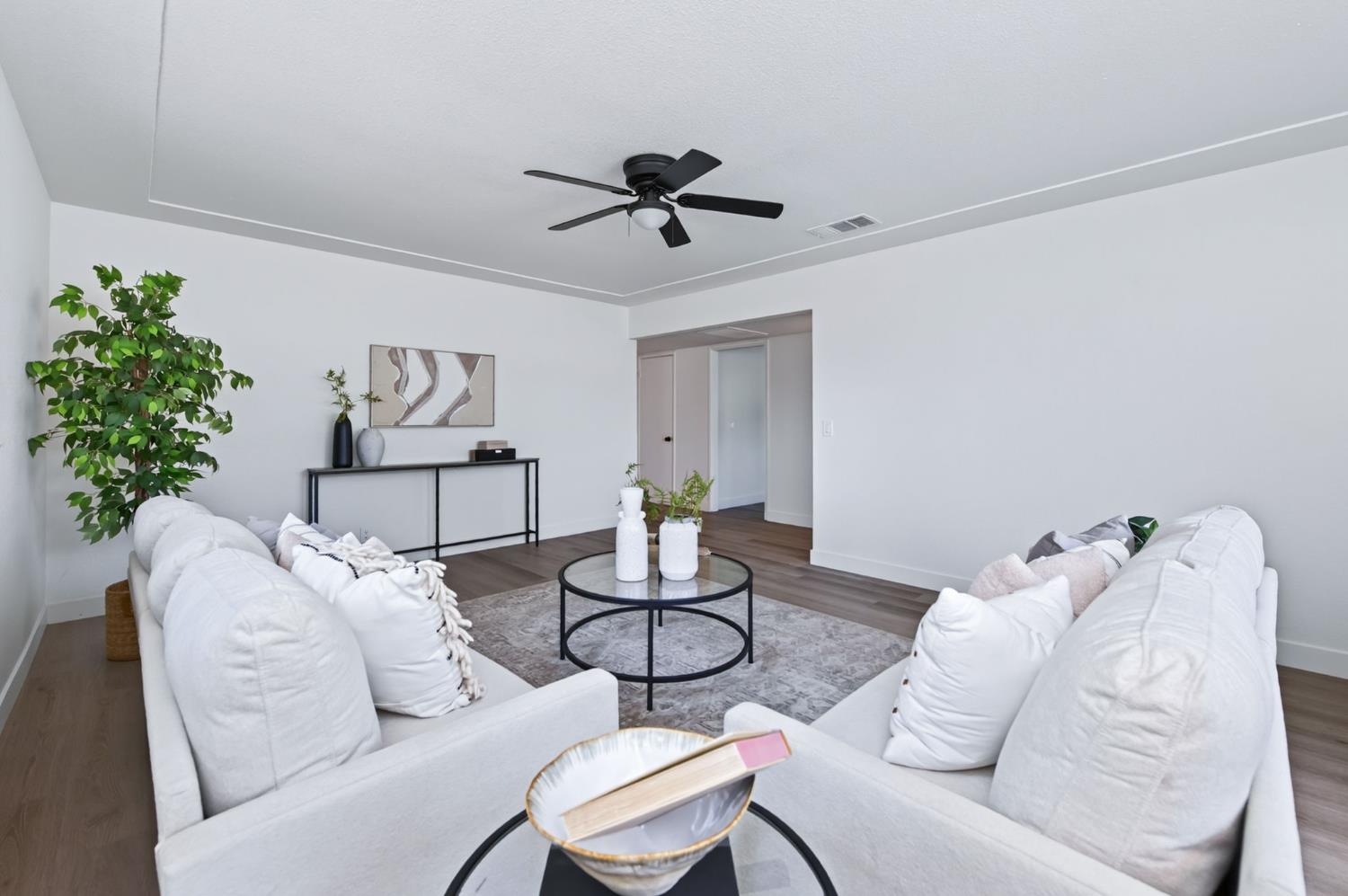 210 Sunnyside Ave, Clovis, CA 93611