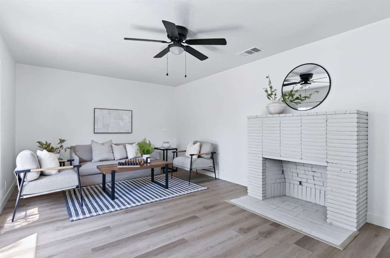 210 Sunnyside Ave, Clovis, CA 93611