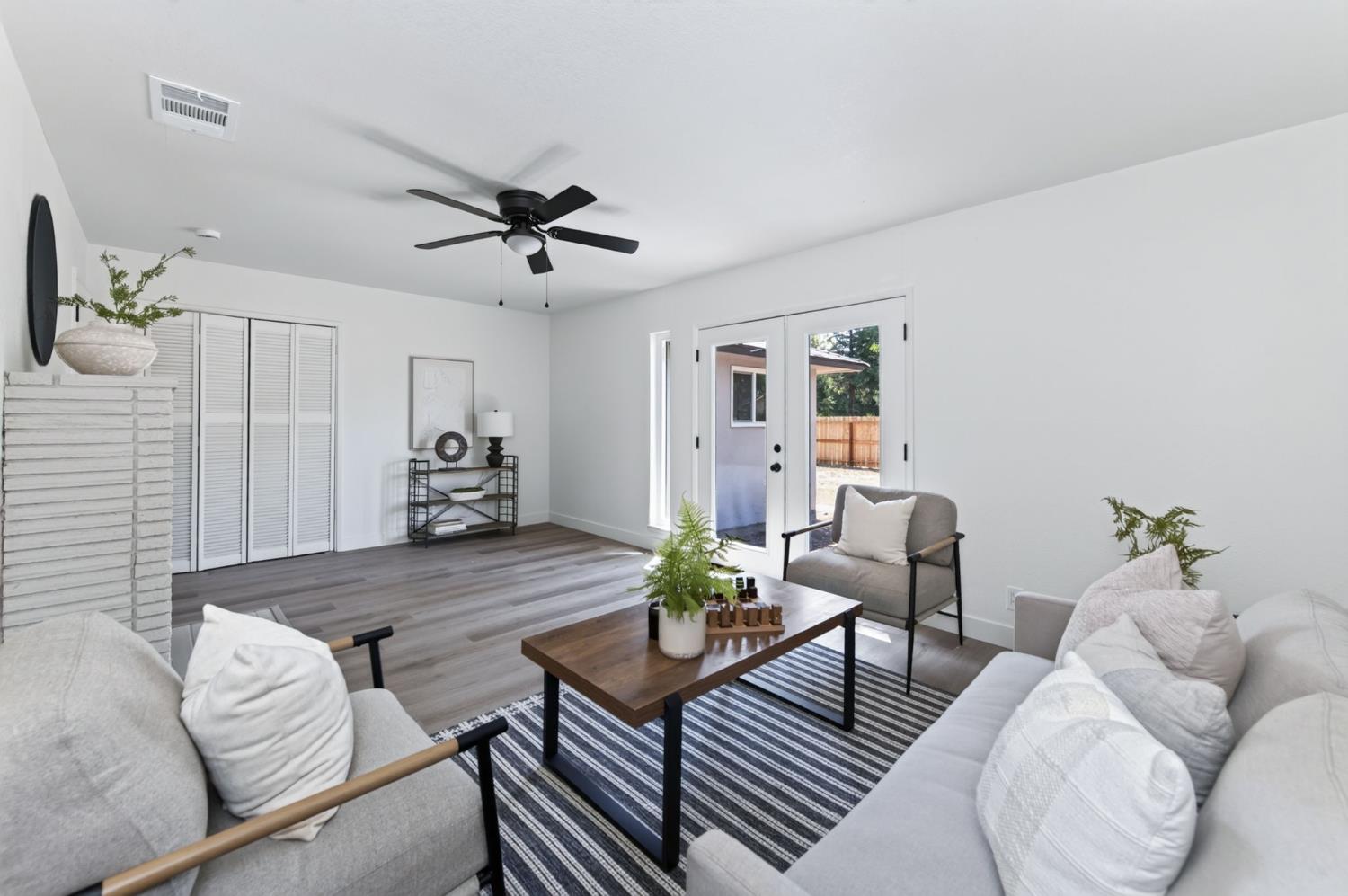 210 Sunnyside Ave, Clovis, CA 93611