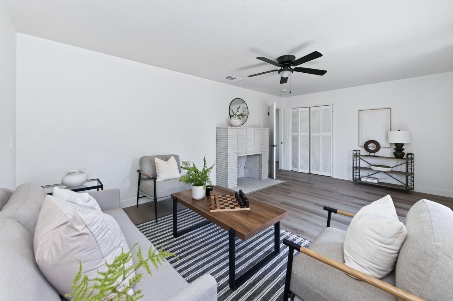 210 Sunnyside Ave, Clovis, CA 93611