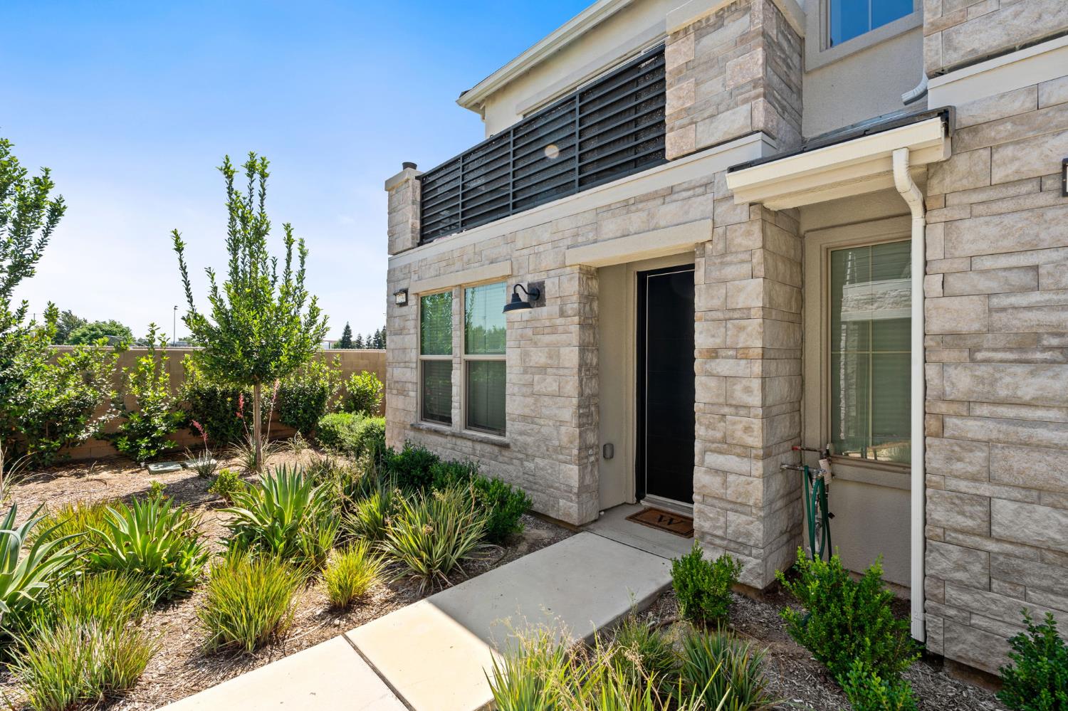 2739 E Tamarind Dr, Fresno, CA 93730