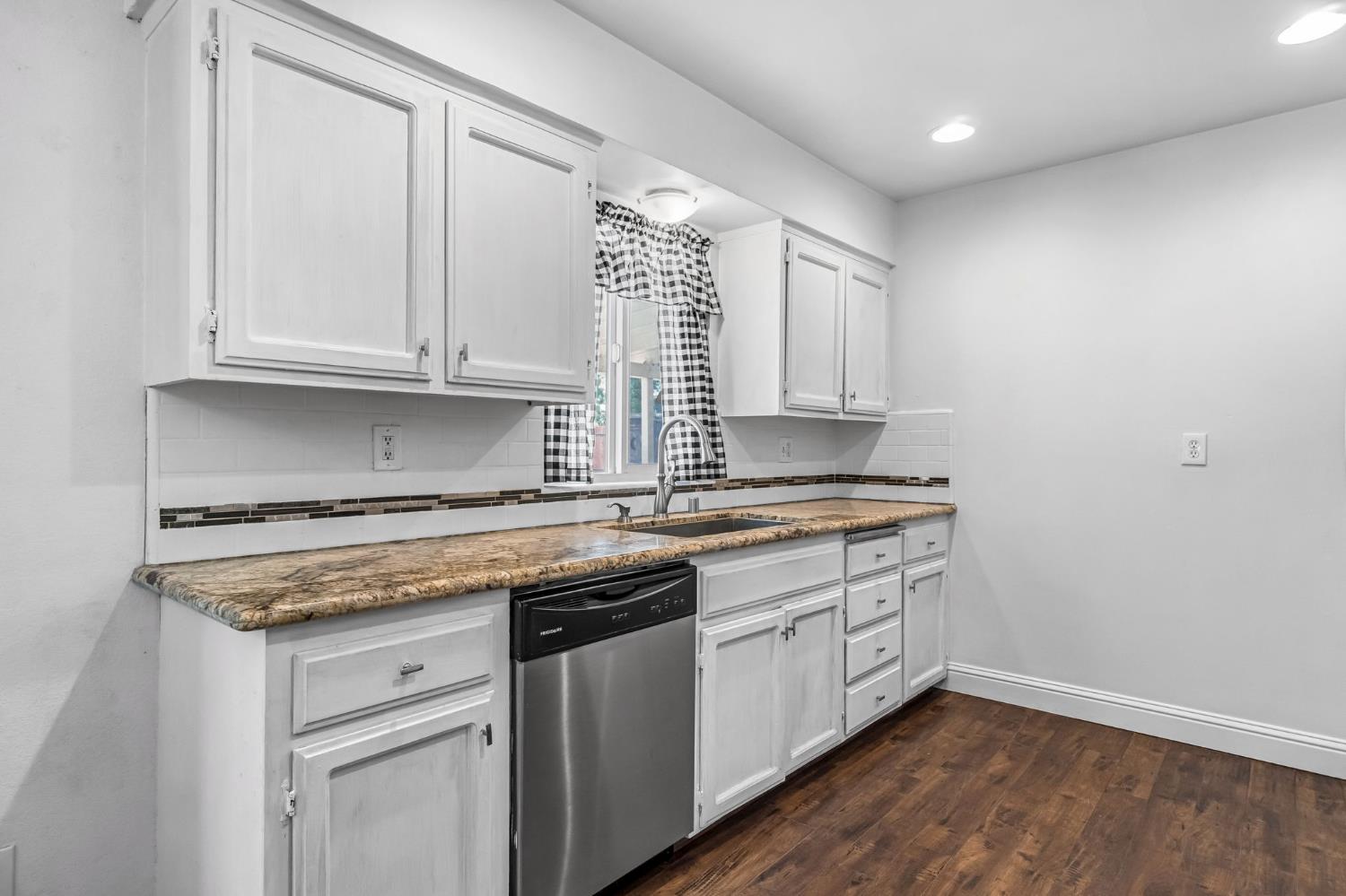11975 Charlton Rd, Madera, CA 93636