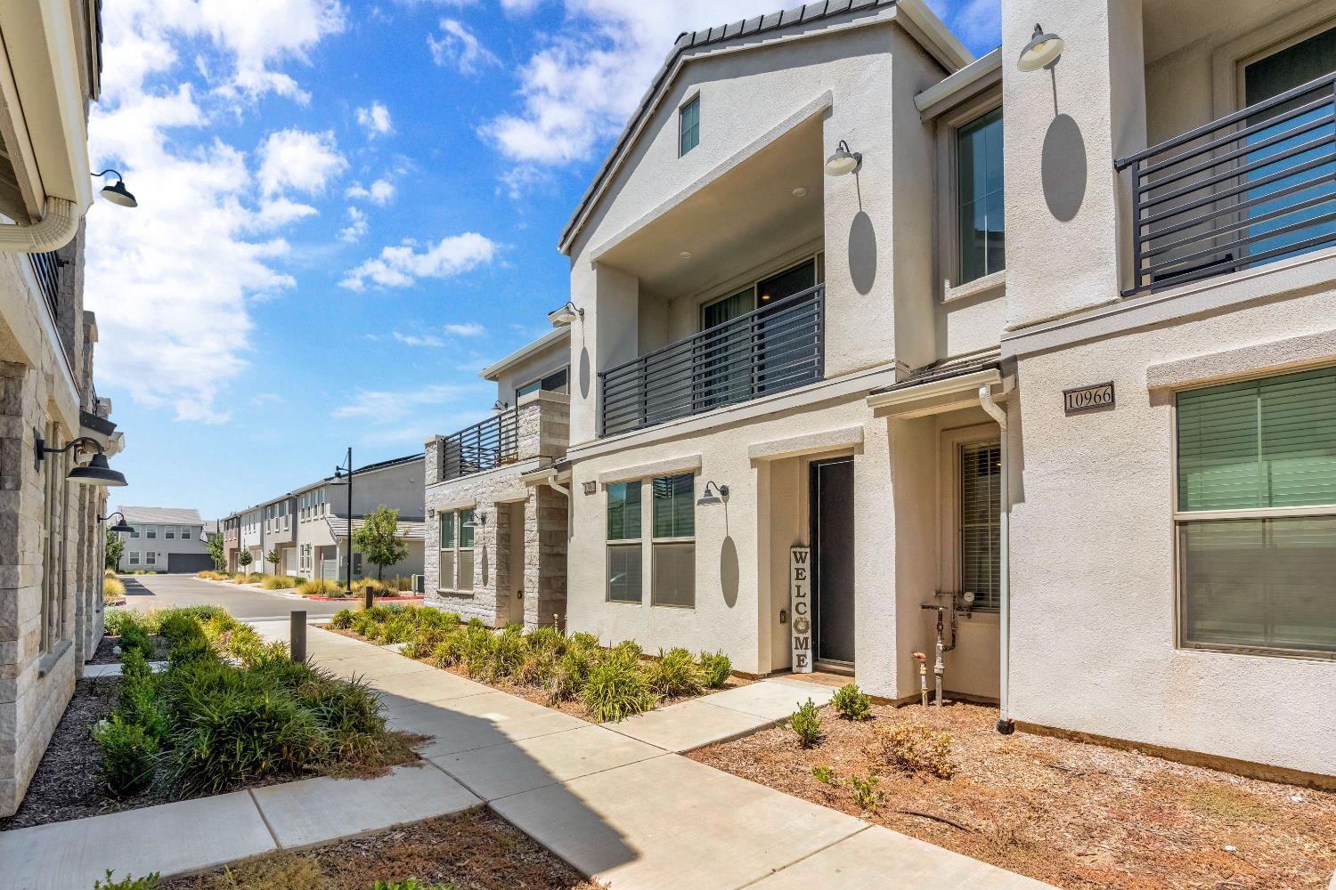 10964 N Honeysuckle Dr, Fresno, CA 93730