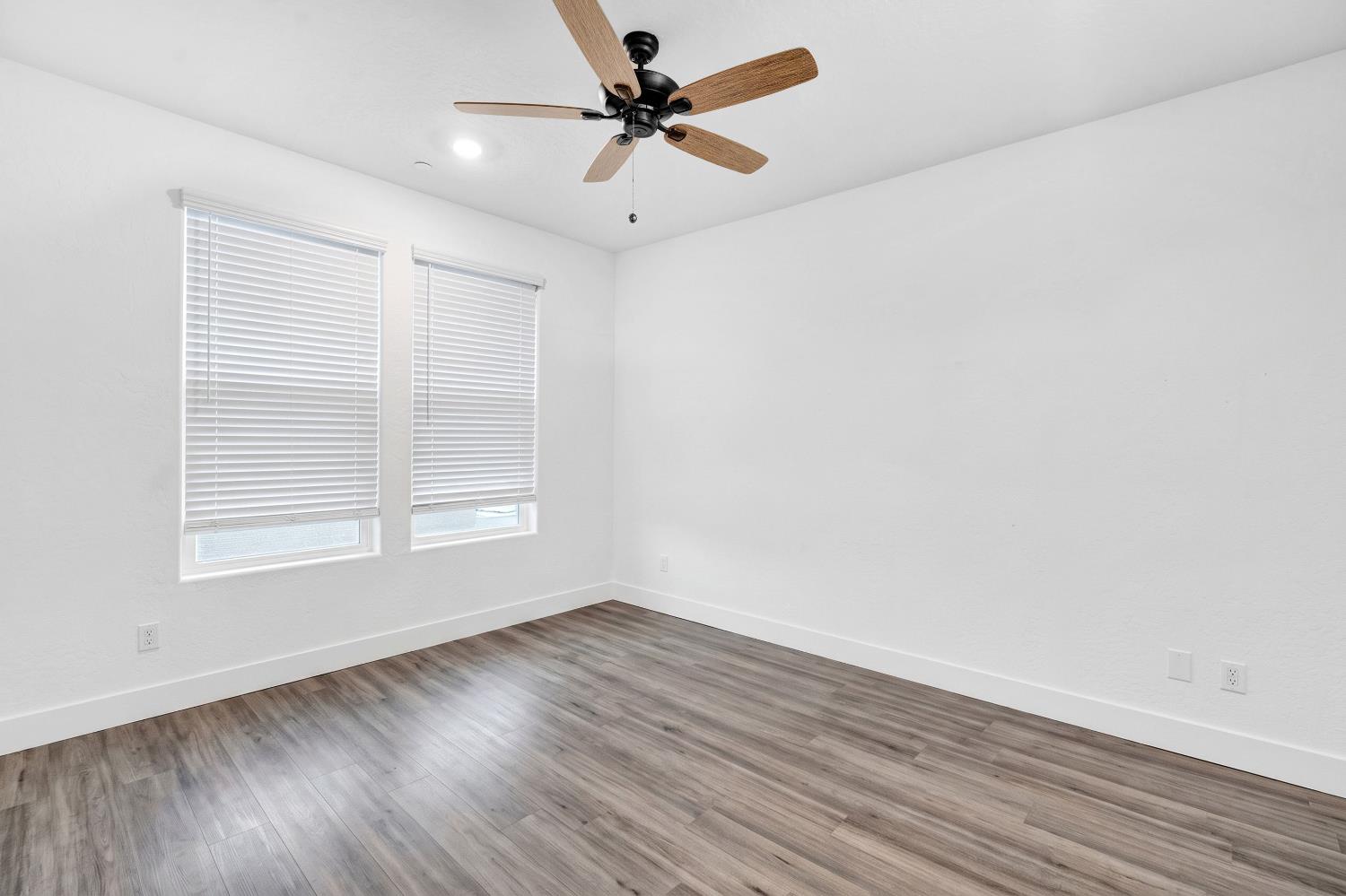10964 N Honeysuckle Dr, Fresno, CA 93730