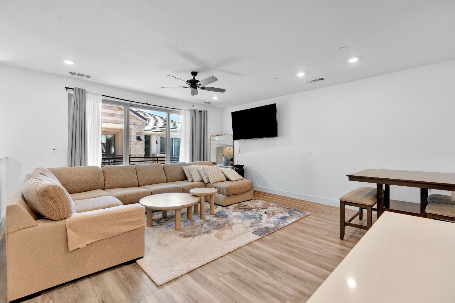 10964 N Honeysuckle Dr, Fresno, CA 93730