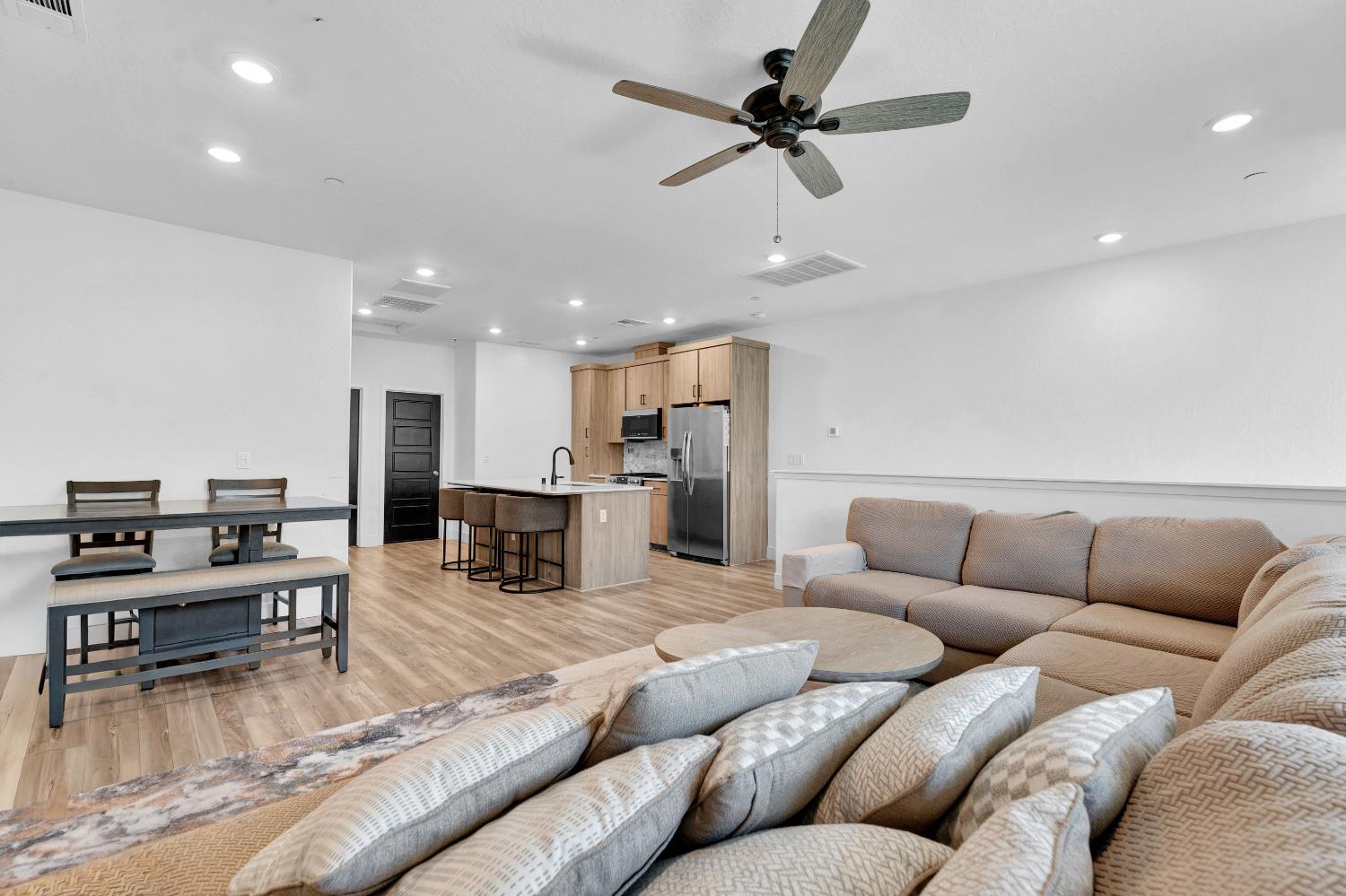 10964 N Honeysuckle Dr, Fresno, CA 93730