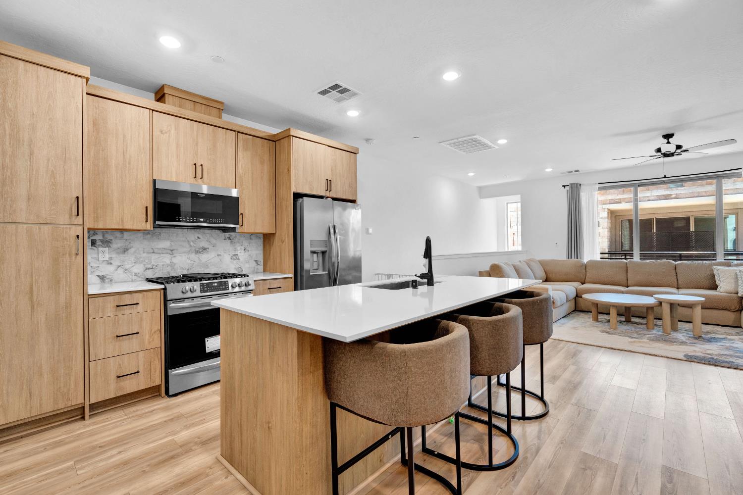 10964 N Honeysuckle Dr, Fresno, CA 93730