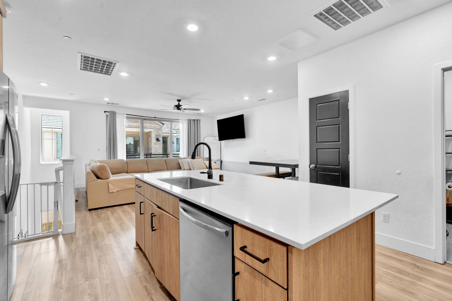 10964 N Honeysuckle Dr, Fresno, CA 93730