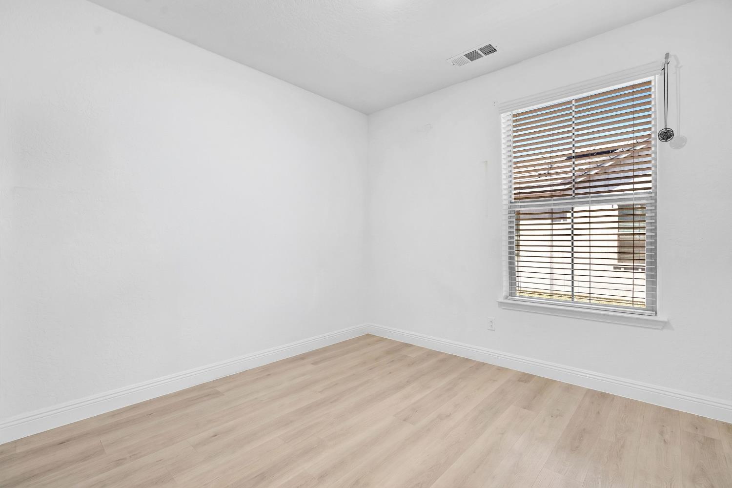 10964 N Honeysuckle Dr, Fresno, CA 93730
