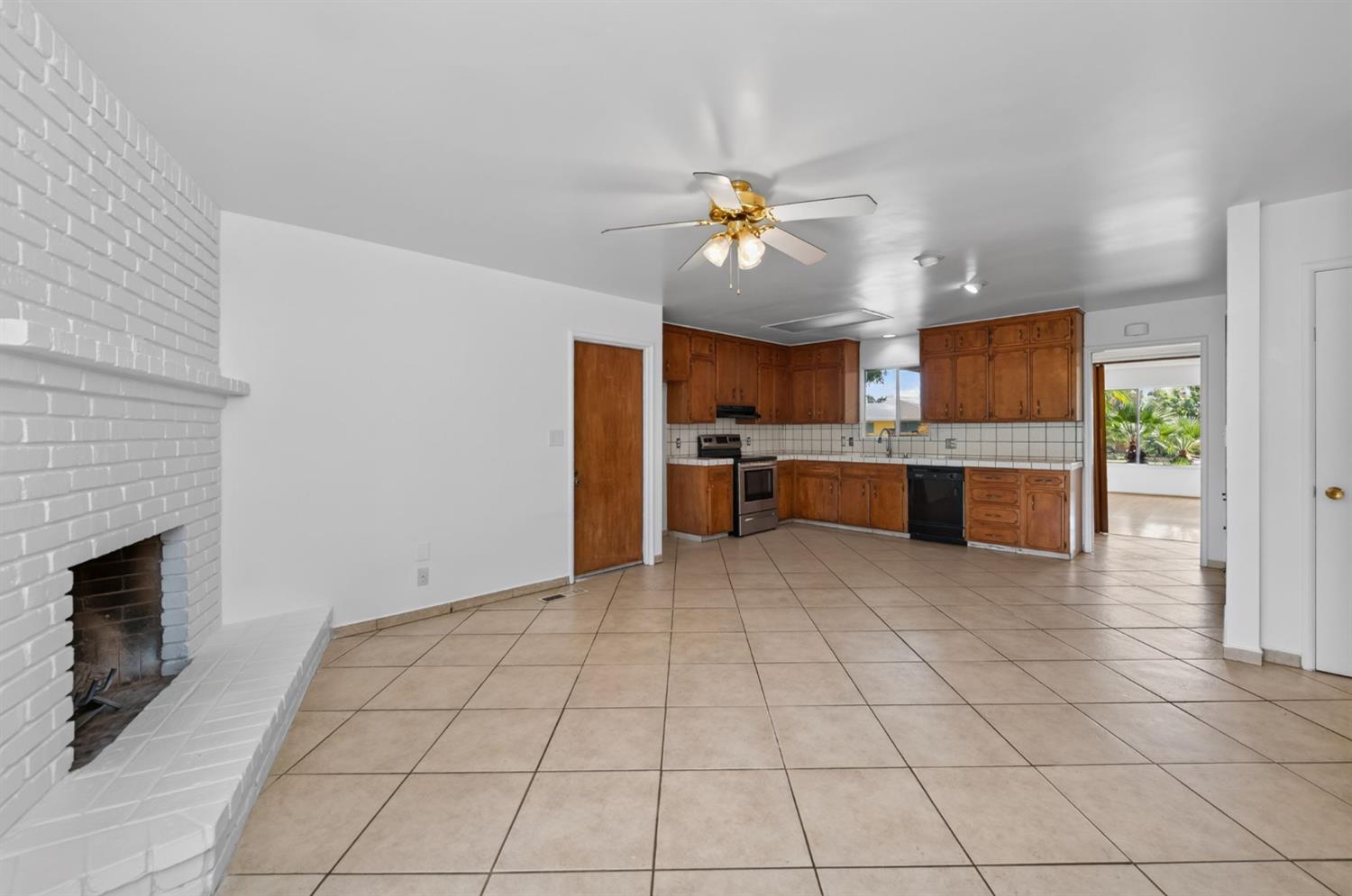 520 W Acacia Ave, Fresno, CA 93705