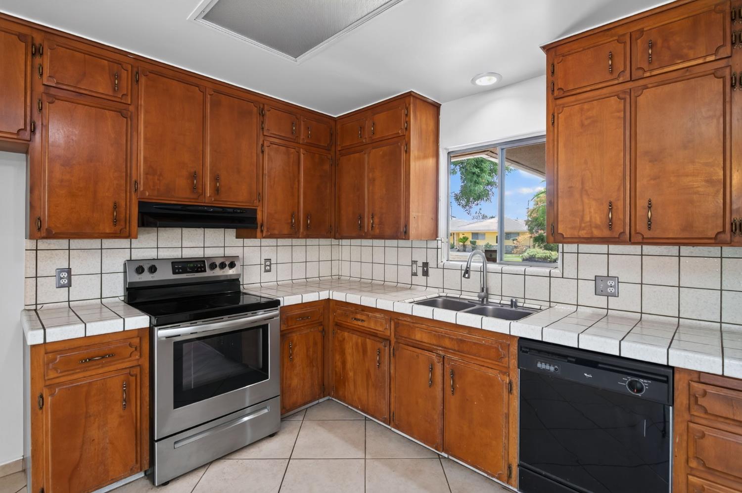 520 W Acacia Ave, Fresno, CA 93705