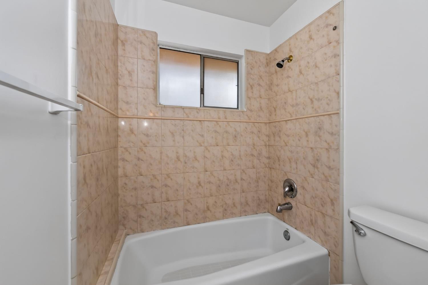 520 W Acacia Ave, Fresno, CA 93705