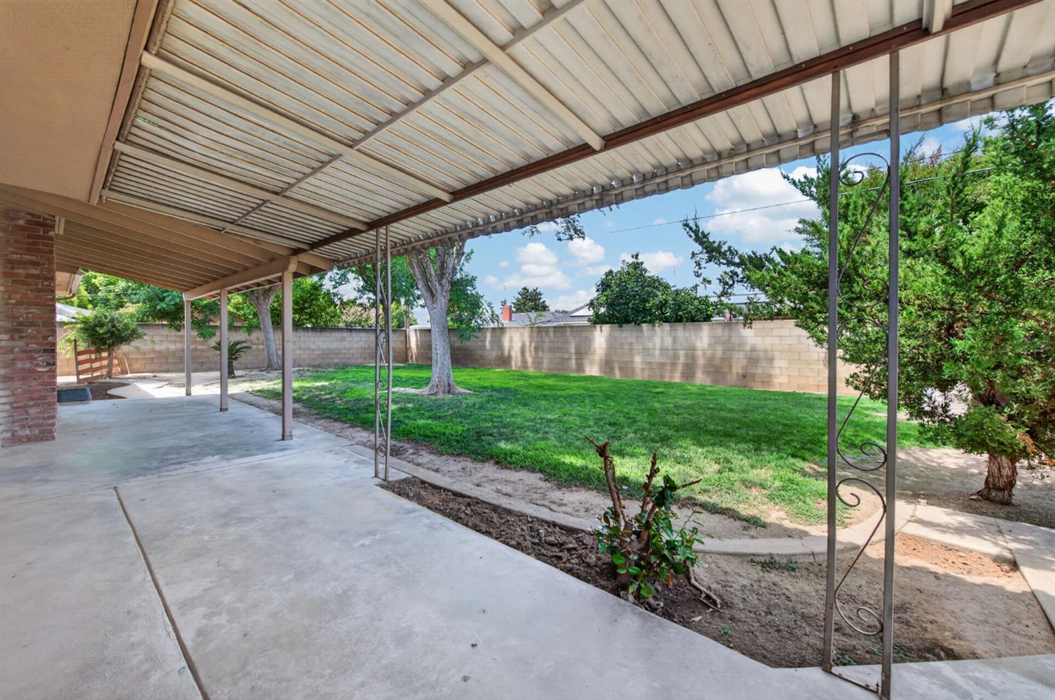 520 W Acacia Ave, Fresno, CA 93705