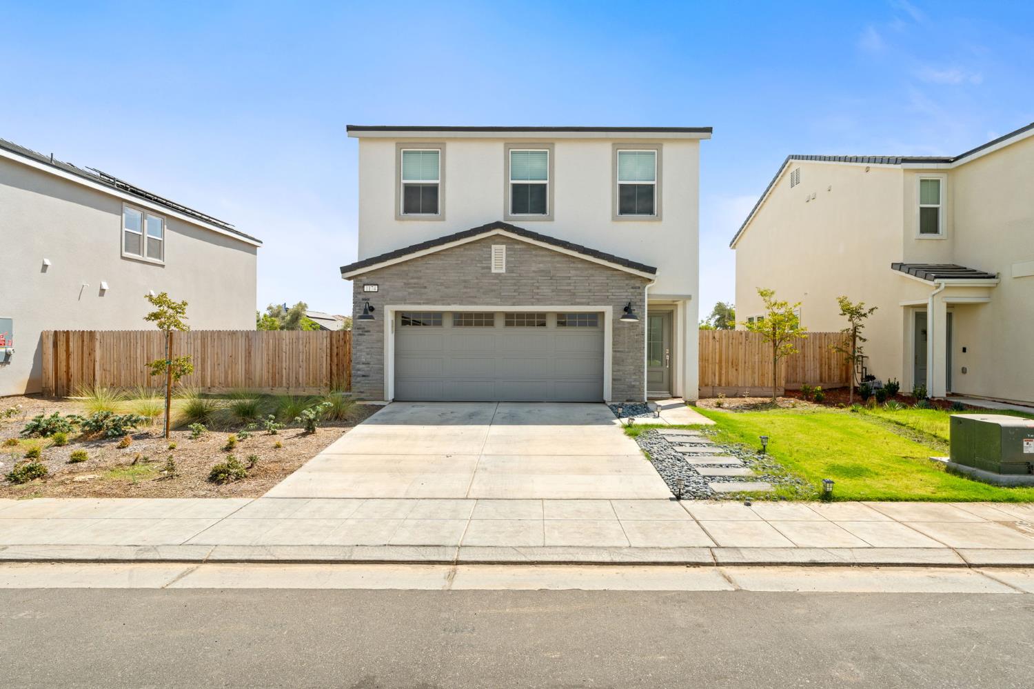 1174 Granite Dr W, Madera, CA 93636