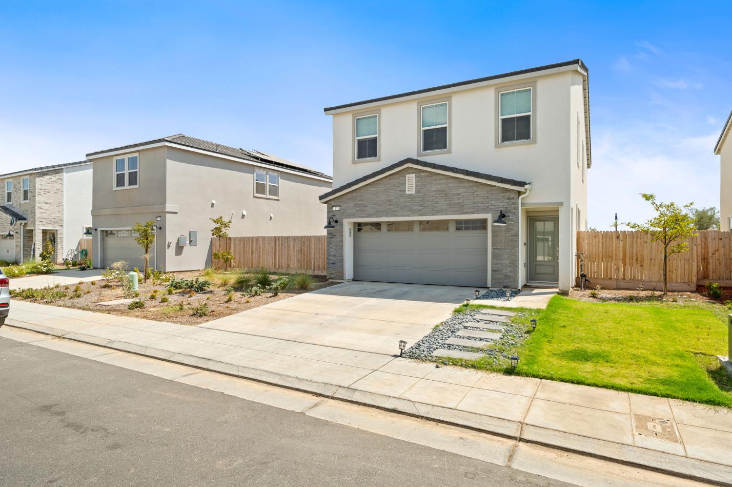 1174 Granite Dr W, Madera, CA 93636