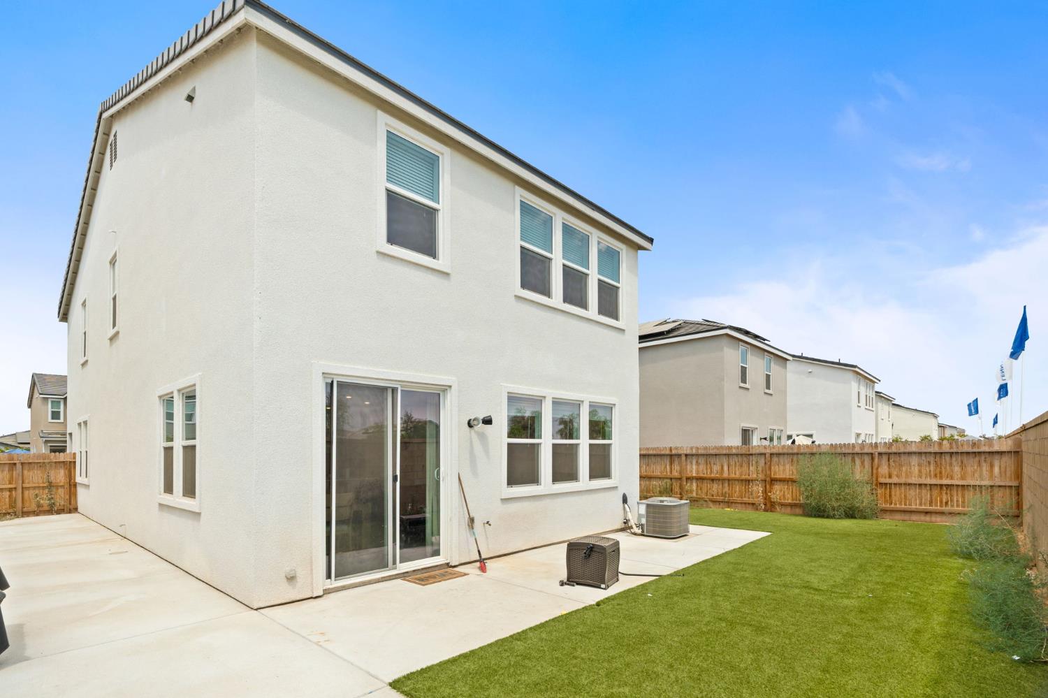 1174 Granite Dr W, Madera, CA 93636