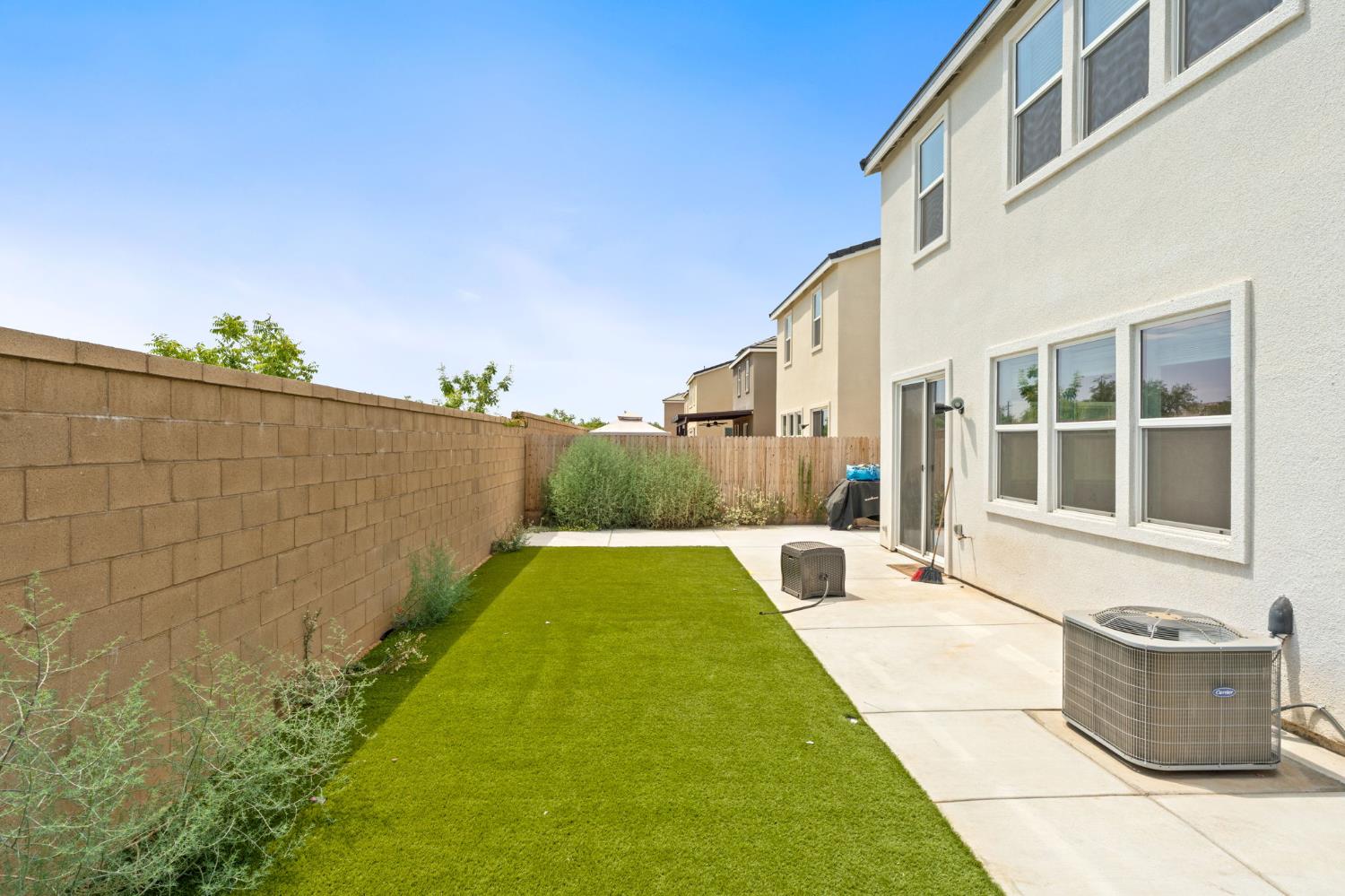 1174 Granite Dr W, Madera, CA 93636
