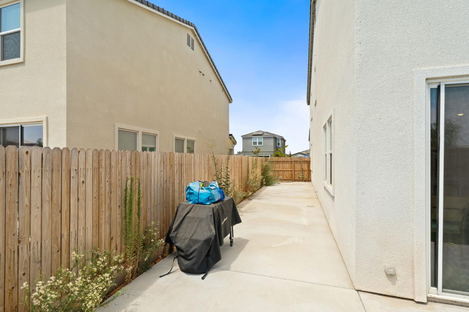 1174 Granite Dr W, Madera, CA 93636