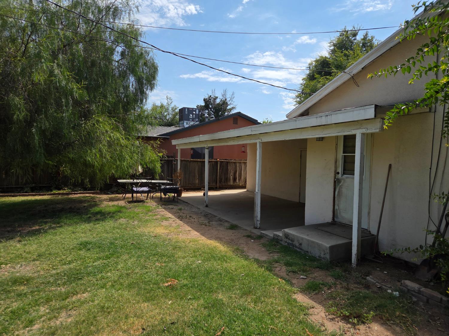 1423 S Whitney Ave, Fresno, CA 93702
