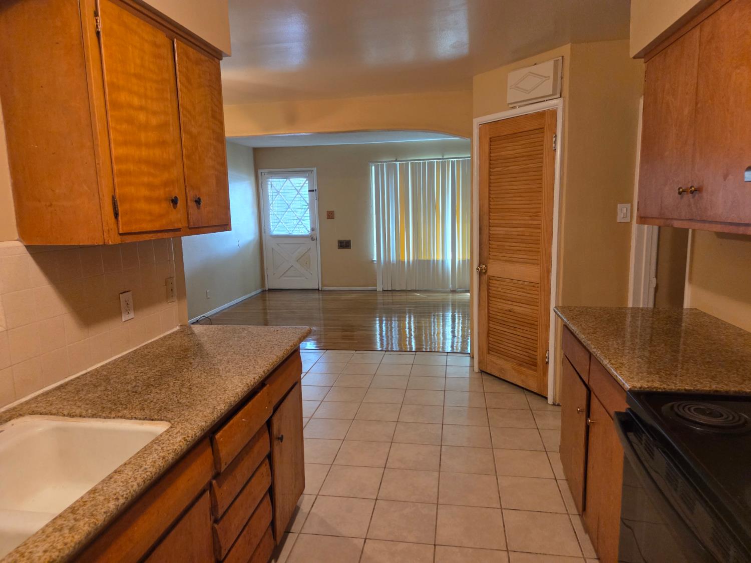 1423 S Whitney Ave, Fresno, CA 93702