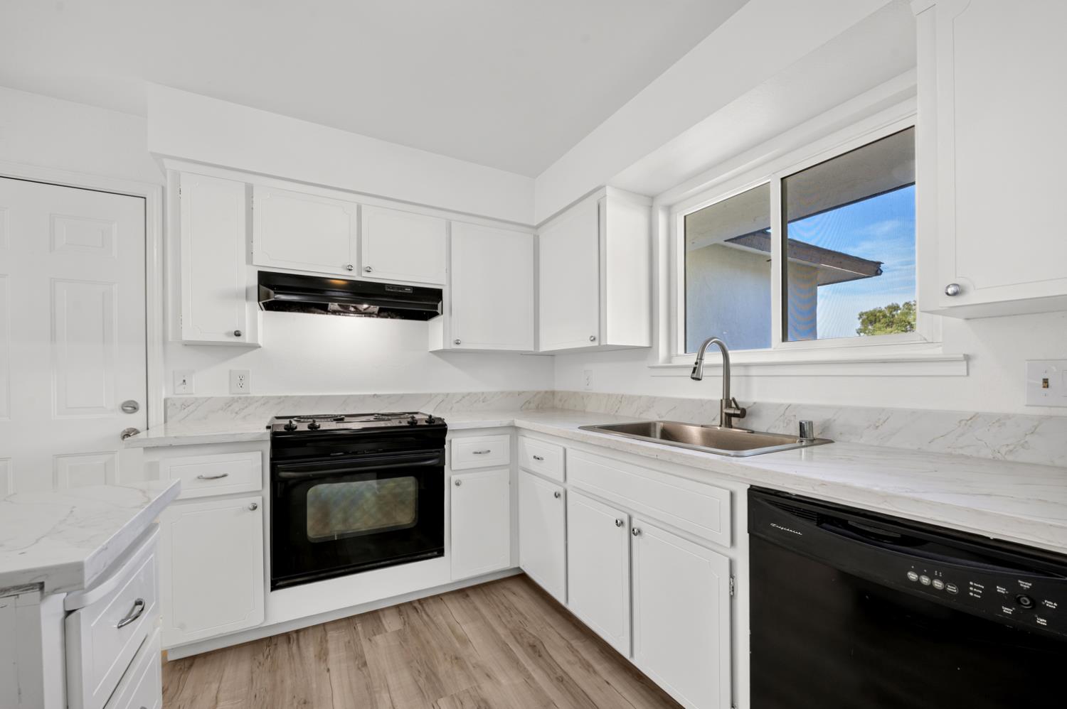 3298 Claremont Ave, Clovis, CA 93611