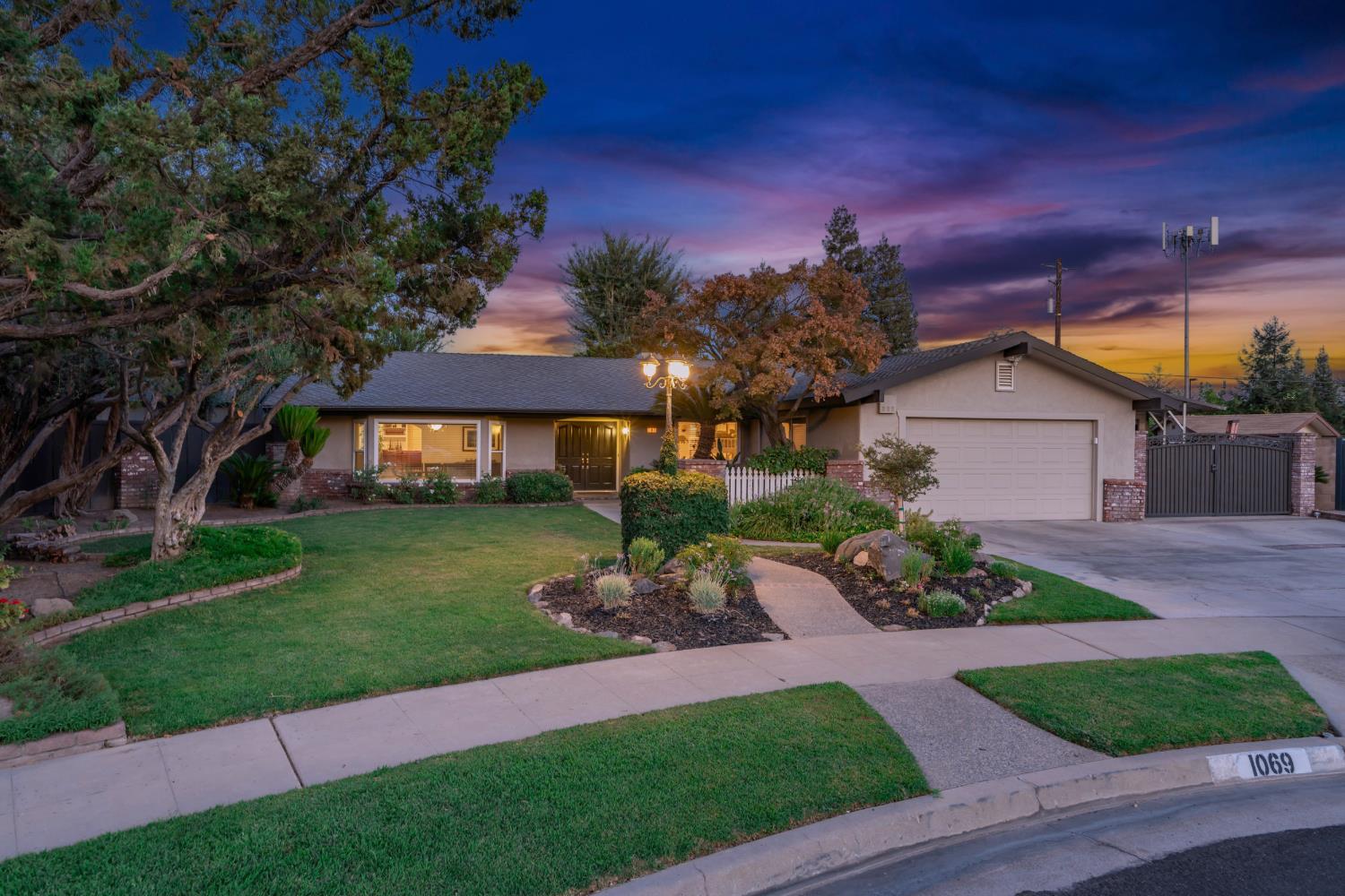 1069 W Mesa Ct, Fresno, CA 93711