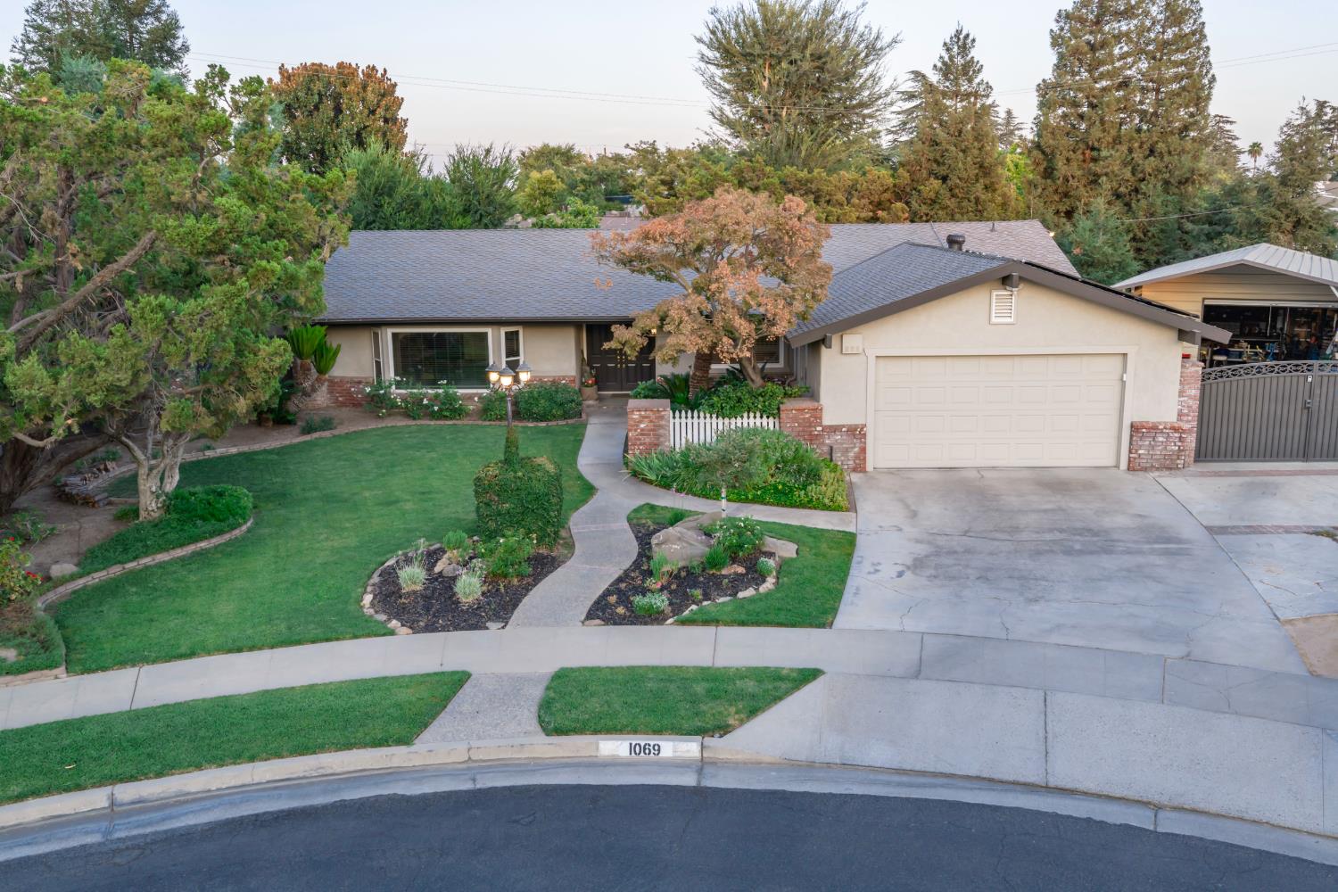 1069 W Mesa Ct, Fresno, CA 93711