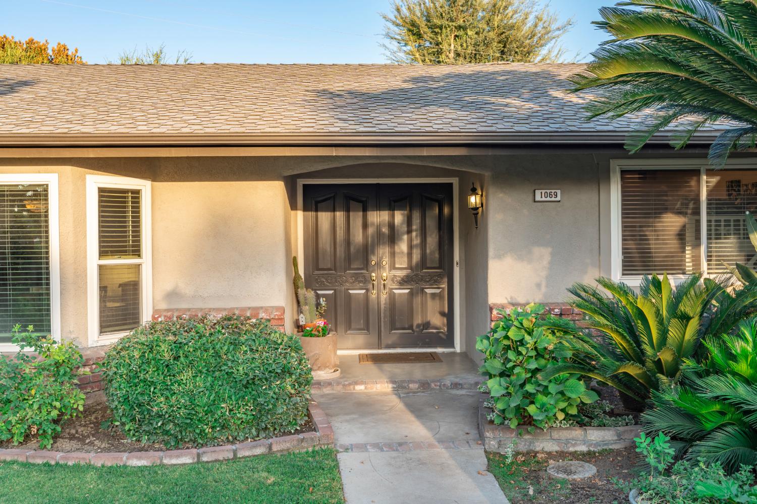 1069 W Mesa Ct, Fresno, CA 93711