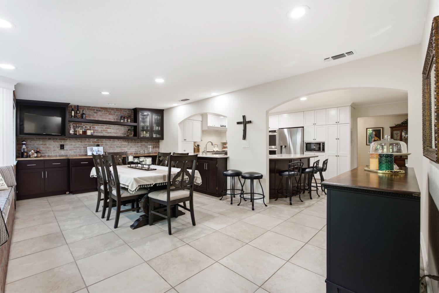 1069 W Mesa Ct, Fresno, CA 93711