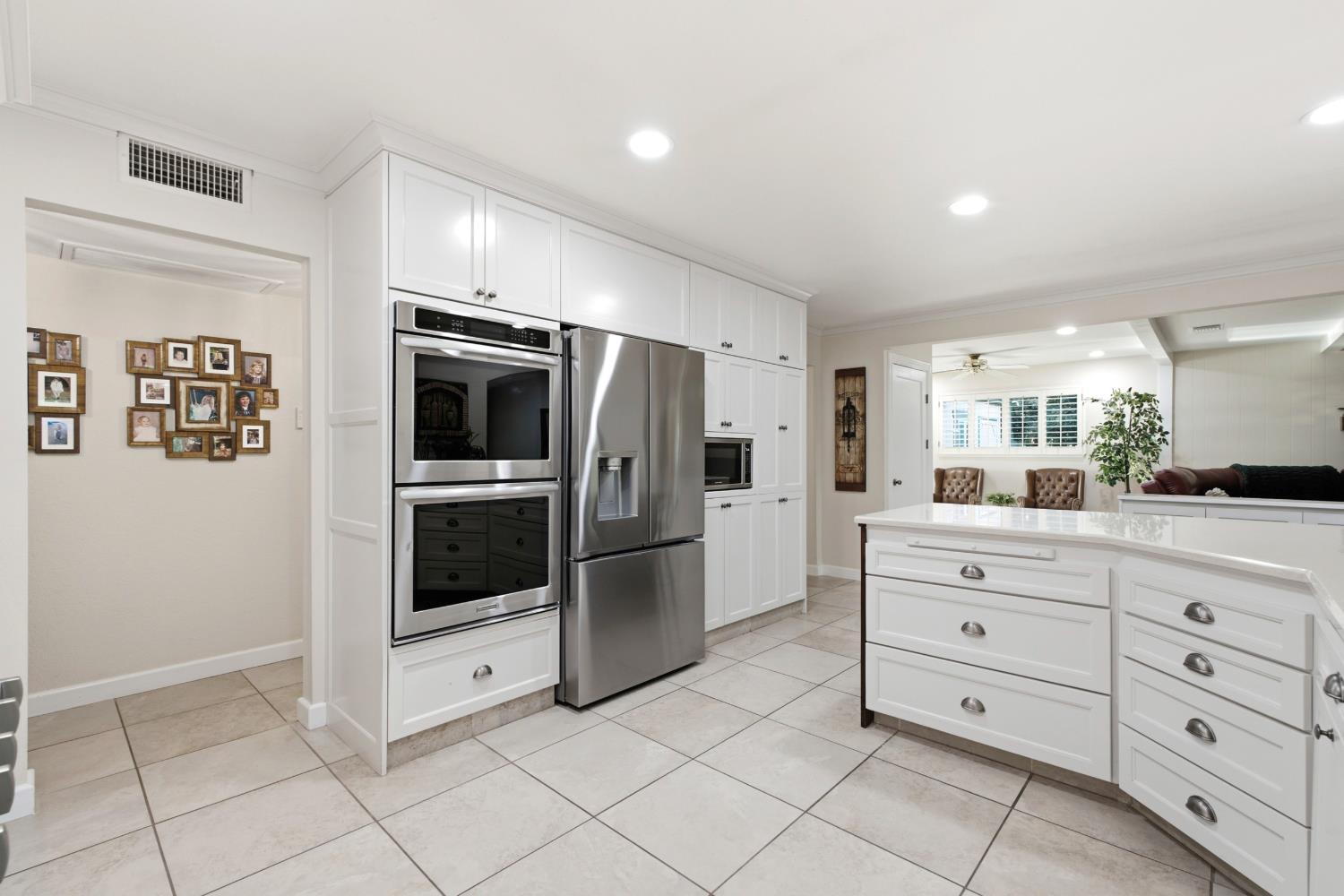 1069 W Mesa Ct, Fresno, CA 93711