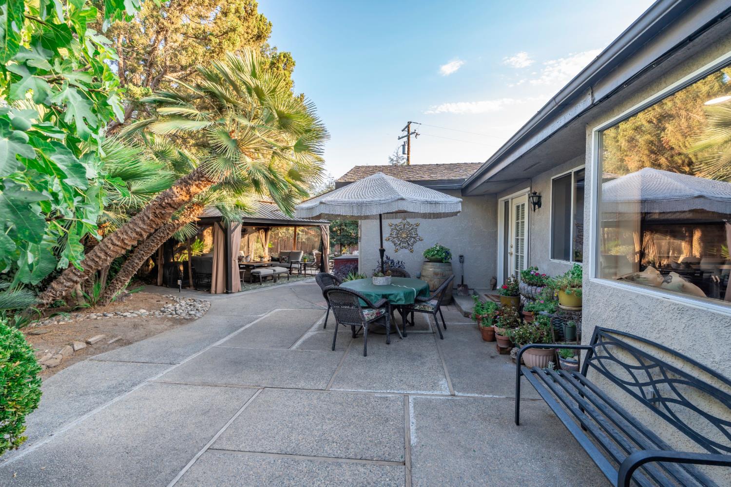 1069 W Mesa Ct, Fresno, CA 93711