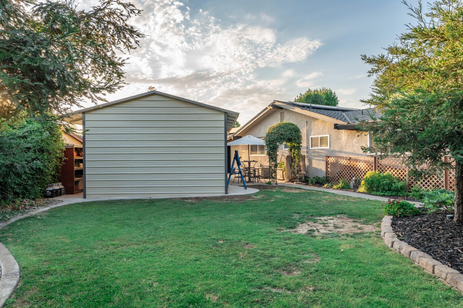 1069 W Mesa Ct, Fresno, CA 93711