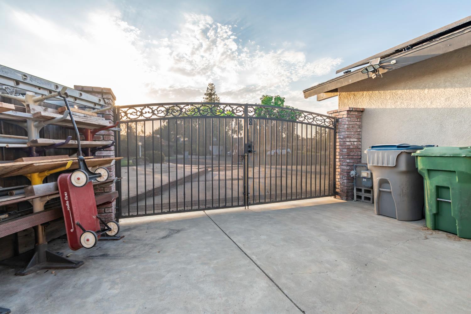 1069 W Mesa Ct, Fresno, CA 93711