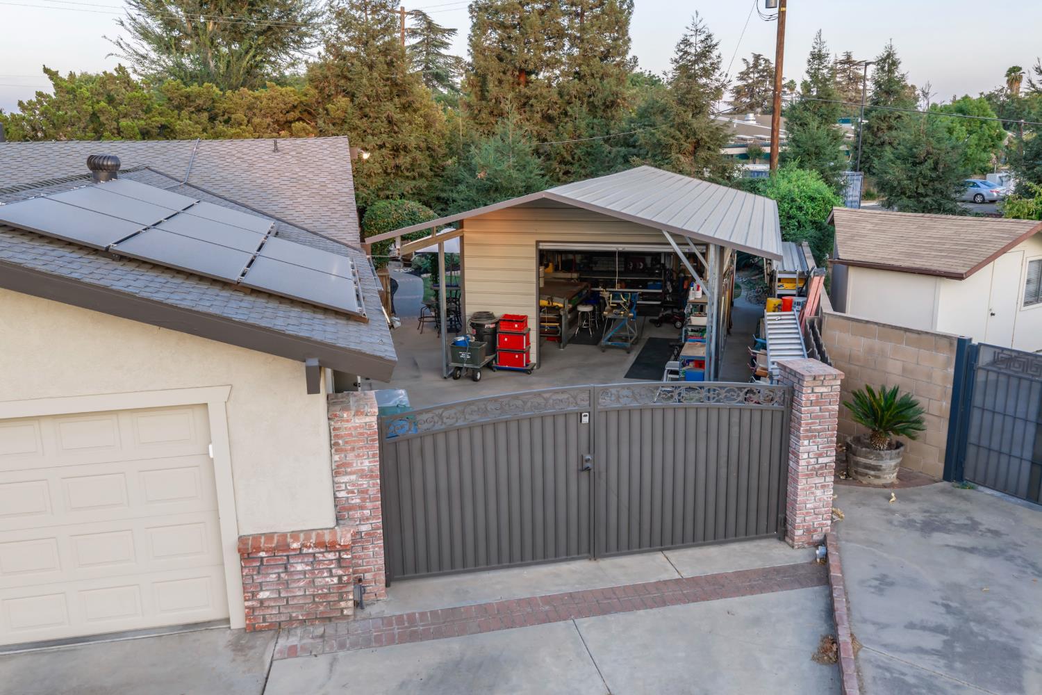 1069 W Mesa Ct, Fresno, CA 93711