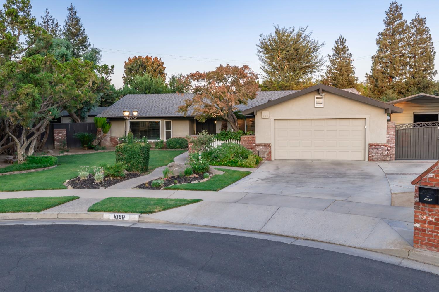 1069 W Mesa Ct, Fresno, CA 93711