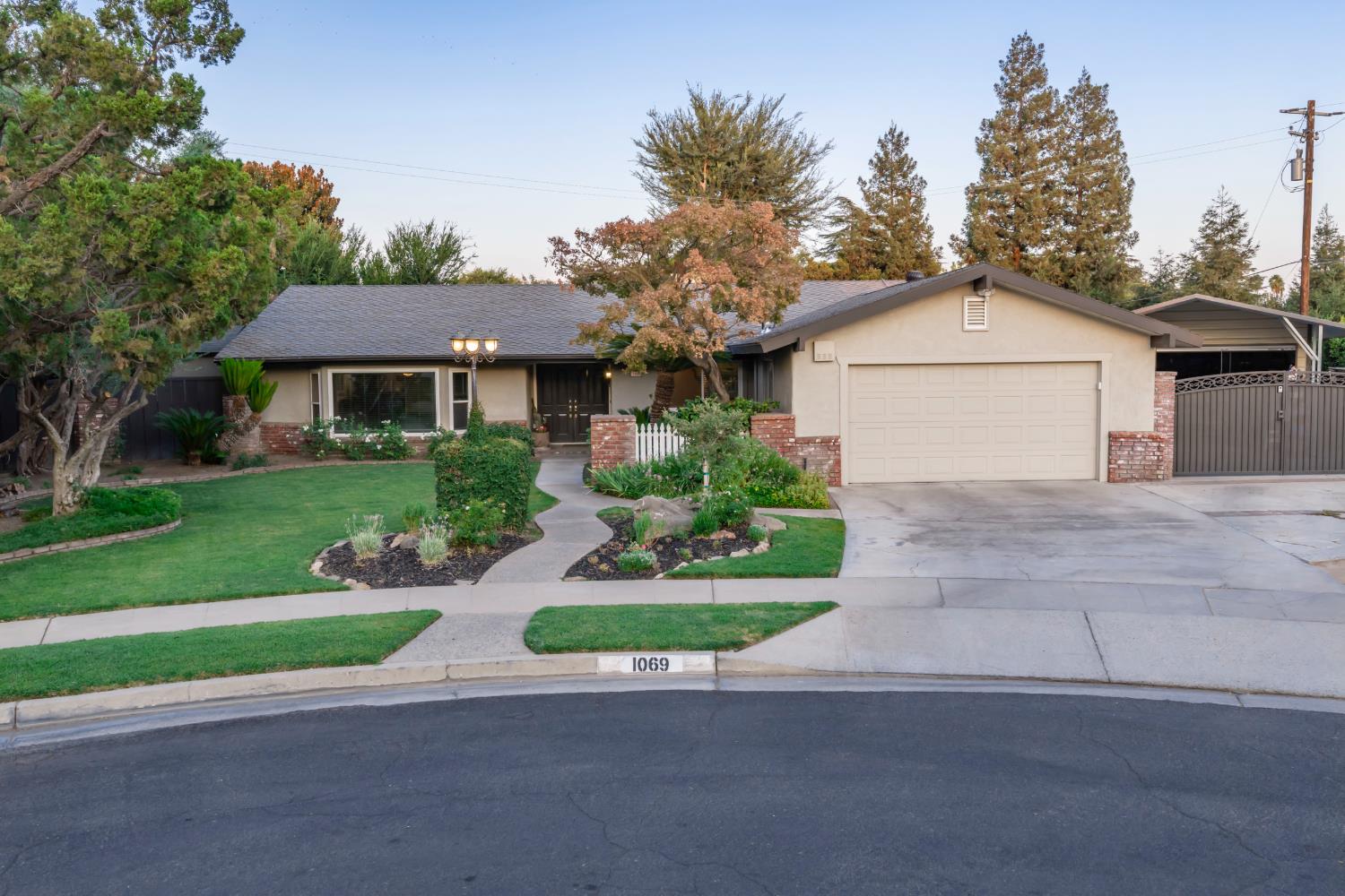 1069 W Mesa Ct, Fresno, CA 93711