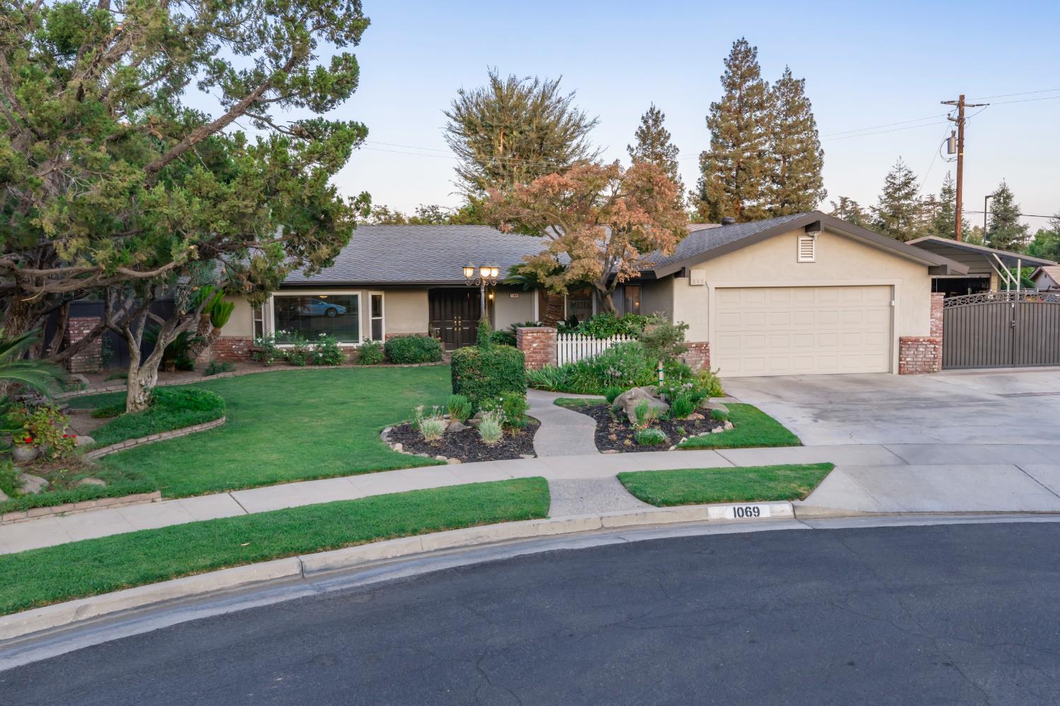 1069 W Mesa Ct, Fresno, CA 93711