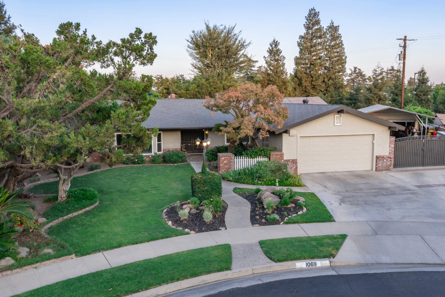 1069 W Mesa Ct, Fresno, CA 93711