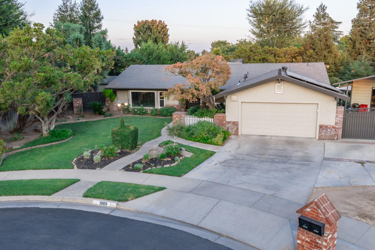1069 W Mesa Ct, Fresno, CA 93711