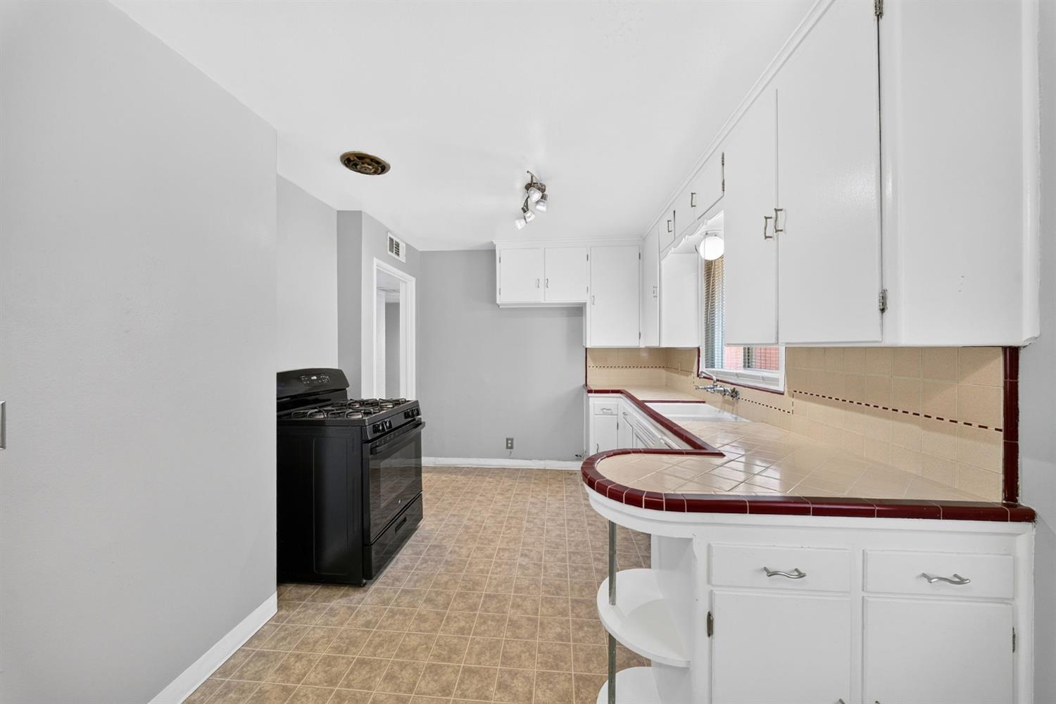 2906 N Cedar Ave, Fresno, CA 93703