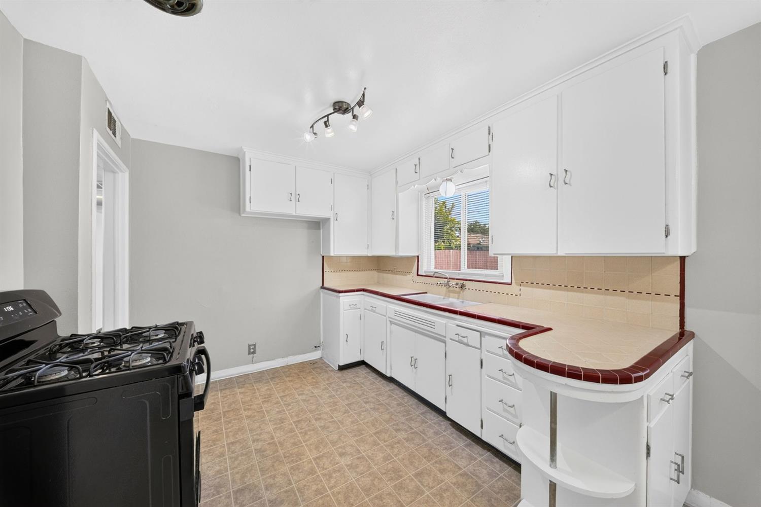 2906 N Cedar Ave, Fresno, CA 93703