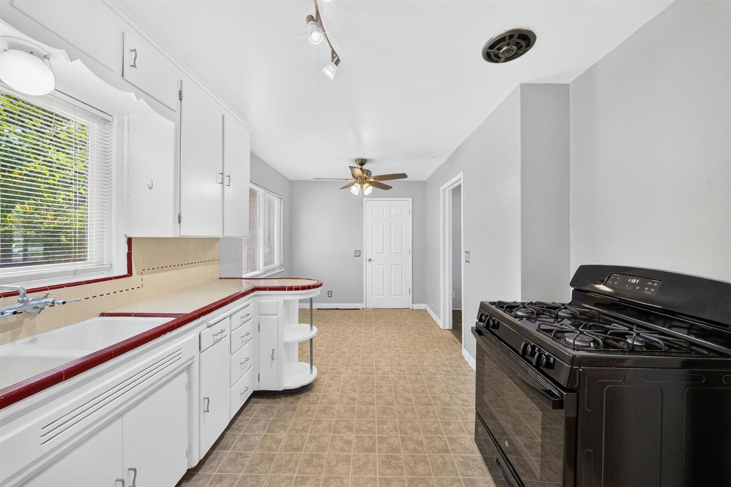 2906 N Cedar Ave, Fresno, CA 93703