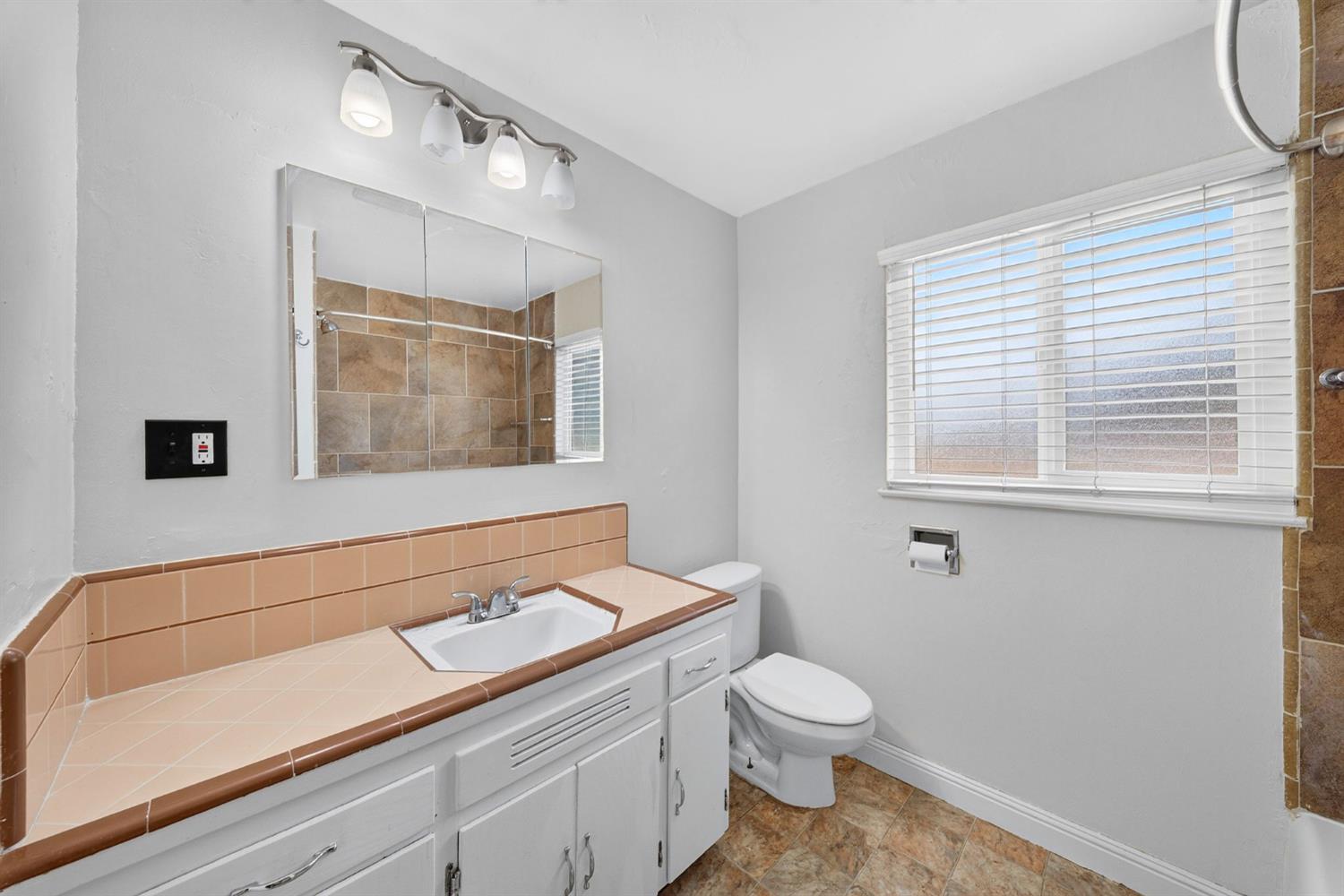 2906 N Cedar Ave, Fresno, CA 93703