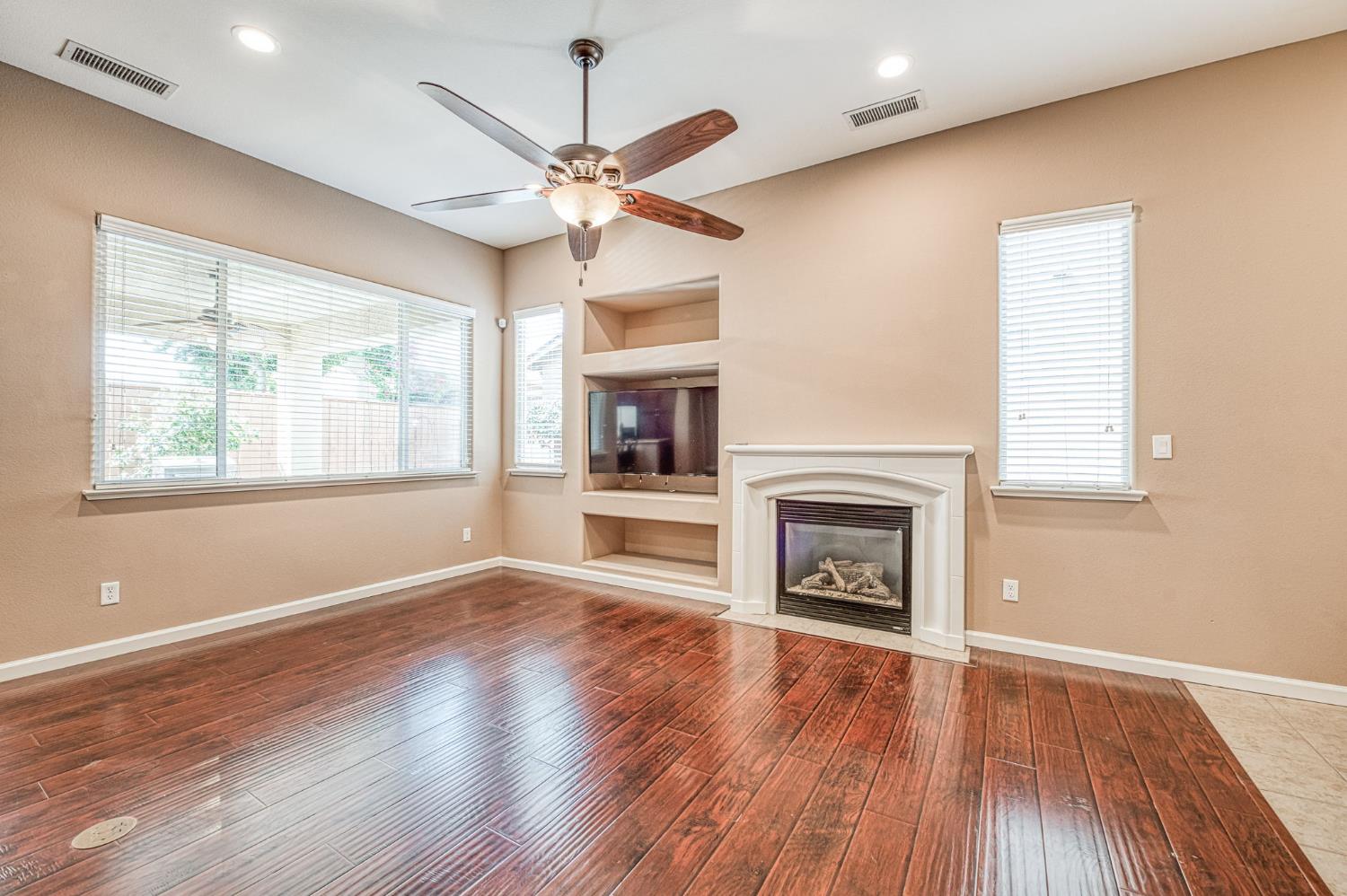 3748 Salem Ln, Clovis, CA 93619
