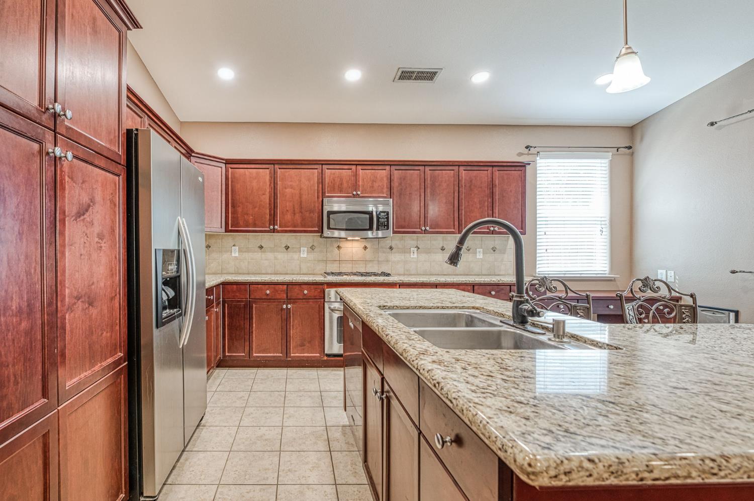3748 Salem Ln, Clovis, CA 93619