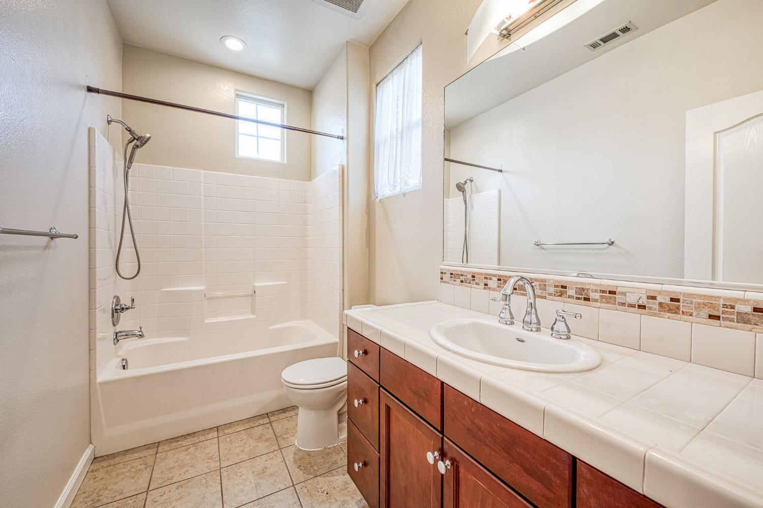 3748 Salem Ln, Clovis, CA 93619