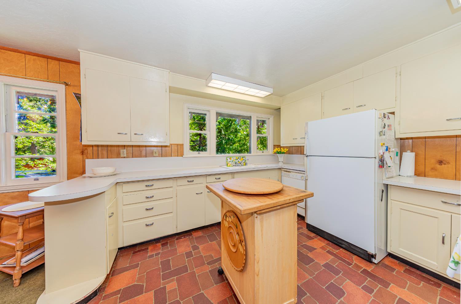 1173 Railroad Ave, Fish Camp, CA 93623